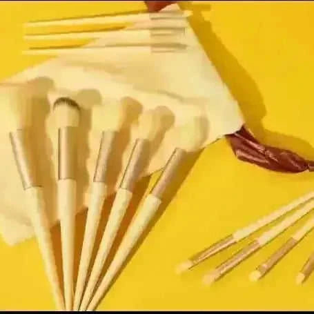 13pcs Professional Makeup Brush Set - Concealer Blush Powder Brushes - close-up detail showing best makeup brushes for beg...