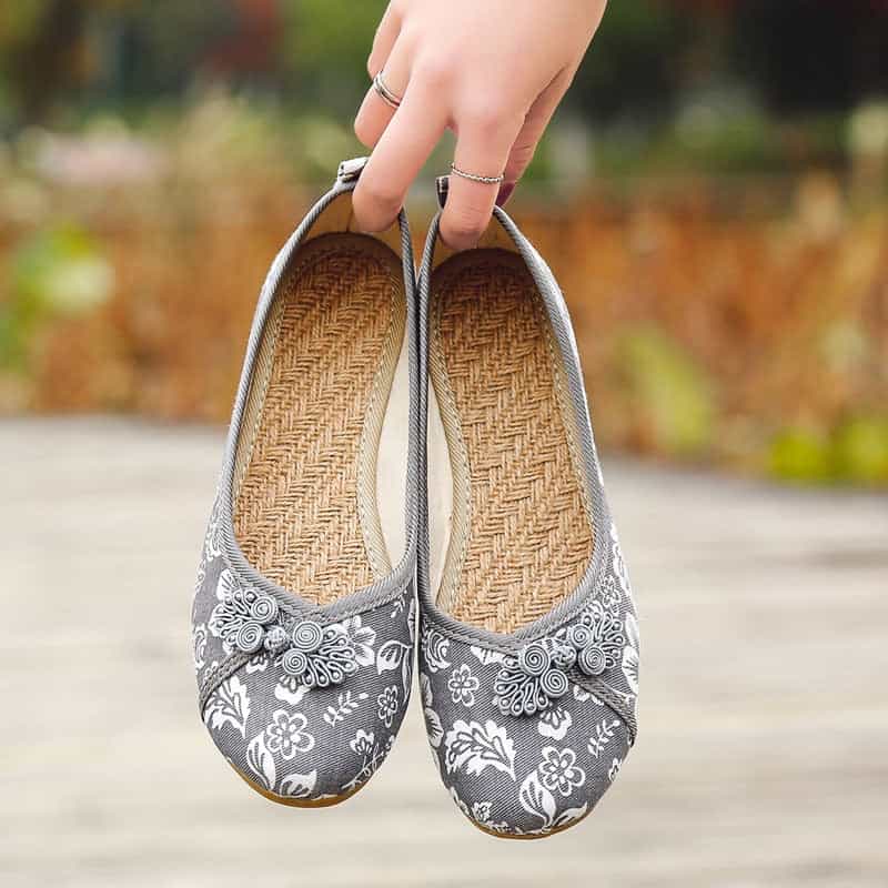 New flat bottom old Beijing cloth shoes national wind embroidered beef tendon bottom shoes mother leisure square dance linen shoes Meifu Market